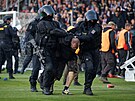 Fotbalový fanouek v policejním drení po finále eského poháru v Plzni.