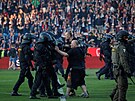Fotbaloví fanouci proti policistm. Konflikt po finále eského poháru mezi...