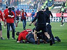 Bitka na trávníku mezi fanouky Plzn a Sparty po konci eského poháru.