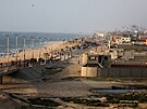 Palestinci se shroma��ují v nad�ji, �e jim bude do Gazy doru�ena pomoc. (20....