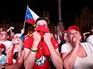 Fanou�ci sledují finále MS na velkoplo�né obrazovce na Starom�stském nám�stí....