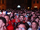 Fanou�ci sledují finále MS na velkoplo�né obrazovce na Starom�stském nám�stí....