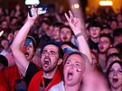 Fanou�ci sledují finále MS na velkoplo�né obrazovce na Starom�stském nám�stí....