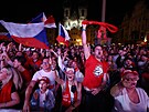 Fanou�ci sledují finále MS na velkoplo�né obrazovce na Starom�stském nám�stí....