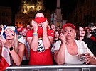 Fanou�ci sledují finále MS na velkoplo�né obrazovce na Starom�stském nám�stí....