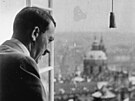 Vdce a íský kanclé Adolf Hitler hledí z okna Praského hradu, v pozadí...