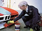 Andy Warhol v roce 1979 svým svébytným zp�sobem pomaloval závodní BMW M1....