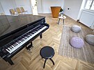 Pietní místnost s klavírem na Filozofické fakult UK. (23. kvtna 2024)