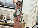 Ptaedesátiletá hereka Sharon Stone a její domácí selfie v plavkách (25....
