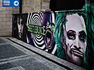 Malba zobrazující Lydii a Beetlejuice poblí Hudebního divadla Karlín (24....