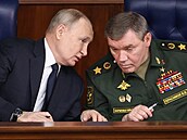 Ruský prezident Vladimir Putin v dvrném rozhovoru s náelníkem generálního...