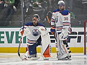 Brankái Edmontonu Stuart Skinner (vlevo) a Calvin Pickard.