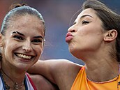 Polská sprinterka Ewa Swobodová v cíli s Karolínou Maasovou (vpravo) na...
