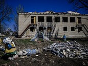 Trosky po bombardování v Pokrovsku na Ukrajin. (10. dubna 2024)
