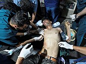 Zdravotníci oetují Palestince, který byl zrann pi izraelském útoku na jihu...