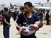 Mu nese dít, zatímco prchá z Rafahu kvli izraelské vojenské operaci. (28....