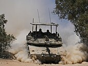 Izraeltí vojáci ídí tank poblí izraelsko-gazské hranice. (29. kvtna 2024)