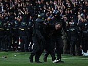 Policejní tkoodnci odvádjí jednoho z fanouk po pohárovém finále mezi...