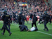 Policisté se snaí zastavit fanouky, kteí po konci eského fotbalového poháru...