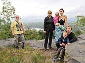 Odprci tby Zdenk Pibyl (vlevo) a David Fiala s rodinou na kopci ervený...