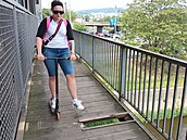 Na lávce elezniního mostu pes Labe v Ústí nad Labem se objevila dalí velká...