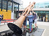 Stavní sochy Stevíka ped startem filmového festivalu ve Zlín (kvten 2024)