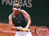 Marie Bouzková hraje bekhend v prvním kole Roland Garros.