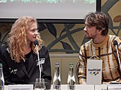 Tomá Machá a Kateina Siniaková debatují na tiskové konferenci.