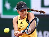 Camila Osoriová z Kolumbie posílá balonek na druhou stranu kurtu ve druhém kole...