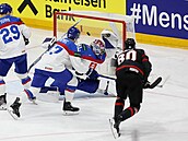 Pierre-Luc Dubois skóruje bekhendem druhý gól Kanady.