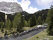 Cyklisté bhem sedmnácté etapy italského Gira.