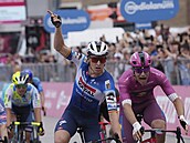 Belgian Tim Merlier se raduje z vítzství v osmnácté etap Gira.