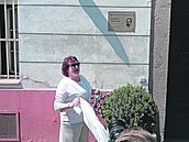 Pravnuka Gloria Schwarzová odhaluje pamtní desku svého pedka na budov...