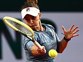 Barbora Krejíková hraje forhend v prvním kole Roland Garros.