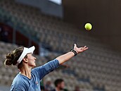 Barbora Krejíková si nadhazuje míek v prvním kole Roland Garros.