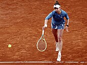Barbora Krejíková podává v prvním kole Roland Garros.