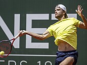 Tomá Machá v duelu s Novakem Djokoviem v semifinále turnaje v enev.