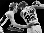 Dan Issel (vlevo) z Denver Nuggets brání Billa Waltona z Portland Trail Blazers.
