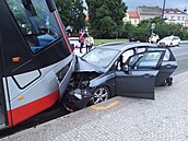 Nehoda osobního auta a tramvaje v Zenklov ulici v Praze (28. kvtna 2024)