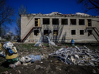 Trosky po bombardovn v Pokrovsku na Ukrajin. (10. dubna 2024)