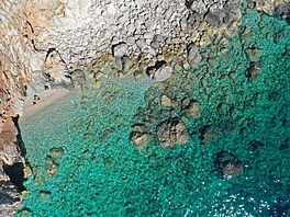 Z malého parkovi�t� musíte absolvovat pom�rn� adrenalinový sestup skalami k...