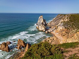 Portugalská Praia da Ursa, Medv�dí plá�, neznámou není. Ale je obtí�n�...