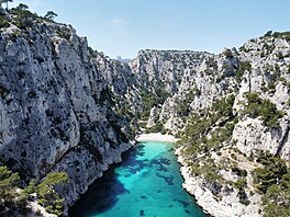 Calanque d�En Vau proslavil film, dnes u� ur�ený pam�tník�m. Z této plá�e toti�...