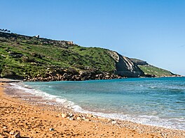 Najít na Malt� plá� ke koupání, kde nejsou davy lidí? To je prakticky nemo�né....