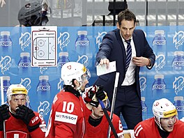 Trenér �výcarska Patrick Fischer udílí pokyny hrá��m v utkání s Kanadou.