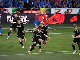 Spar�anský k�ídelník Veljko Birman�evi� slaví gól ve finále poháru proti Plzni.