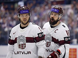 Hrái Lotyka Renars Krastenbergs a Kaspars Daugavins v utkání s USA.
