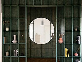 Do chodby se zádve�í otevírá velkorysou knihovnou, která poskytuje dostatek...