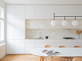 Zato voln� stojící nábytek navazuje na dubové podlahy