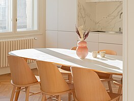 Výrazný masivní dubový st�l je navr�ený architekty na míru.